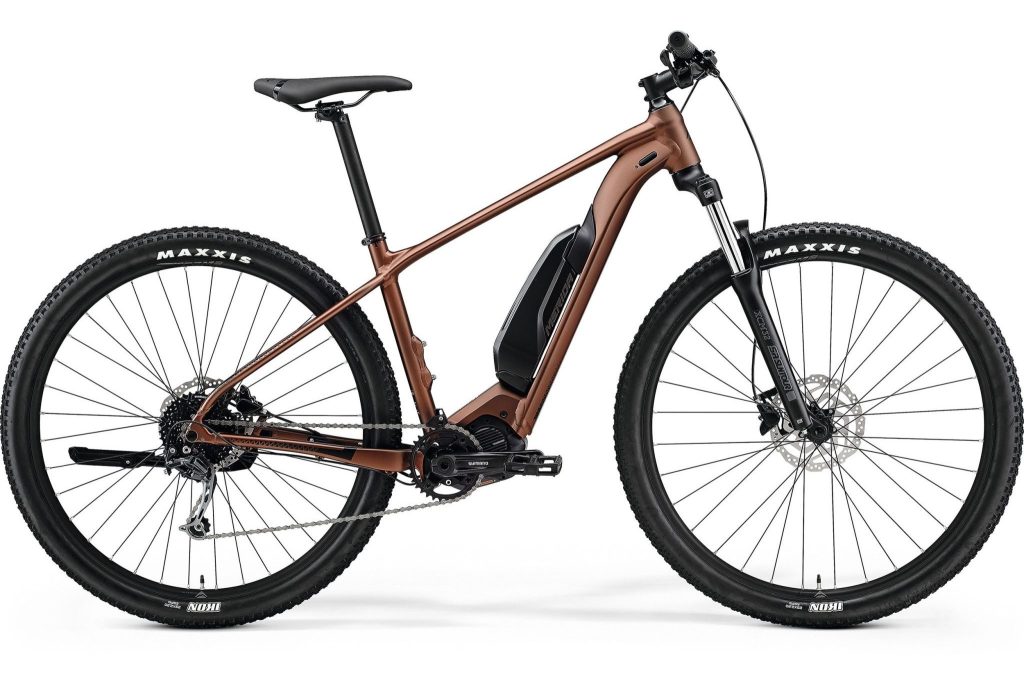 Bruine elektrische mountainbike met Maxxis banden beschikbaar voor verhuur op Ameland