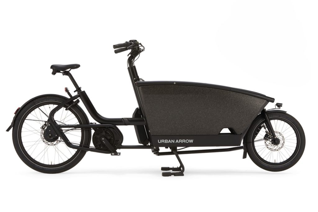 Zwarte elektrische bakfiets Urban Arrow met grote voorrek voor fietsverhuur op Ameland