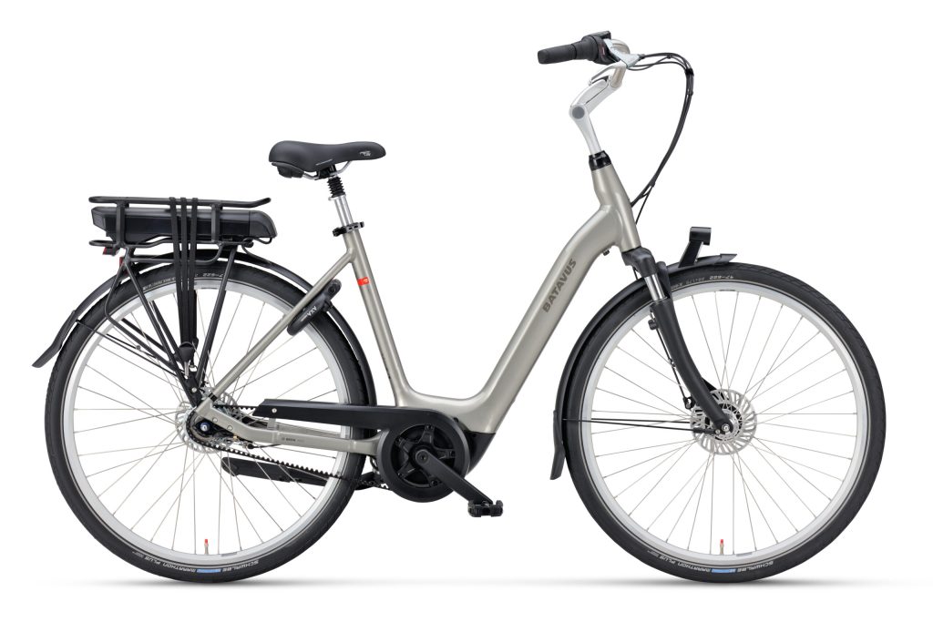 Grijze elektrische fiets met batterij en bagagedrager voor verhuur op Ameland