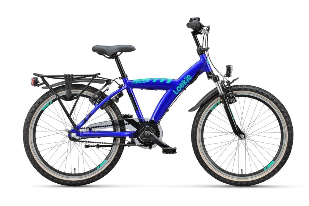 Blauwe elektrische fiets voor verhuur op Ameland, voorzien van bagagedrager en LED-verlichting