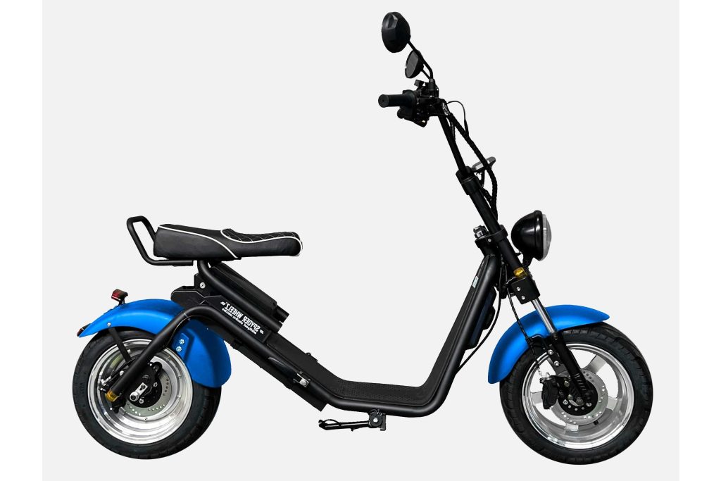 Blauwe elektrische scooter voor verhuur op Ameland bij Fietsverhuur Metz