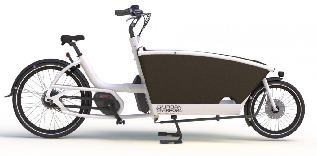 Witte elektrische bakfiets Urban Arrow met grote transportbak voor fietsverhuur op Ameland