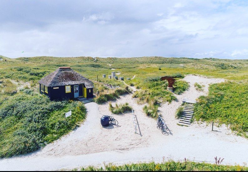 Fietsverhuur bij strandhuisje in duinen van Ameland met gehuurde fietsen voor toeristen